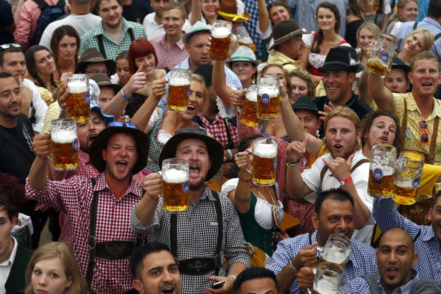 Welttag des Bieres: Die besten Trinklieder über Bier