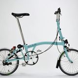 Brompton   Eines der Klassiker der Szene. Garantiert britisch, grandios cool. Das Modell wird seit 1975 gebaut, ist ausgereift und erprobt. Dabei ist das Brompton ein echter Hingucker und lässt sich in vielen Farben und Varianten konfigurieren. Die Preise beginnen knapp unter 1000 Euro. Mit Lichtanlage, Gangschaltung, stilechten Brookssattel und, und, und, werden es aber sicher 1400 Euro.