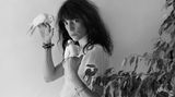 Eines seiner berühmtesten Bilder: 1979 fotografierte Mapplethorpe seine frühere Lebensgefährtin Patti Smith. Die Sängerin verwendete diese Aufnahme für das Cover ihres Albums "Waves", das im gleichen Jahr erschien.
