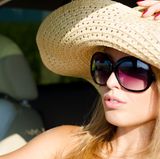 Kurioserweise werden Versicherer häufig gefragt, ob Sonnenbrillen erlaubt sind. Klare Antwort: Ja.