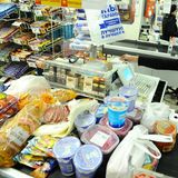 Die Süßigkeiten-Aufbauten kurz vor der Kasse sind zwar nicht neu - dennoch bringt die so genannte Quengelware seit Generationen Kinder zum Betteln, bis sie endlich den Schokoriegel oder das Überraschungsei bekommen. Uralter Trick, funktioniert aber immer noch erstaunlich gut.