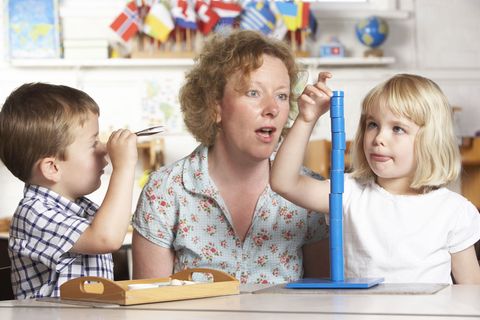Sie fiebern mit, sie lieben ihren Job, sie sind unseren Kindern enge Vertraute: Erzieher haben mehr Geld verdient!