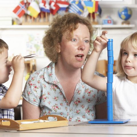 Sie fiebern mit, sie lieben ihren Job, sie sind unseren Kindern enge Vertraute: Erzieher haben mehr Geld verdient!