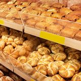 Im vorderen Drittel des Supermarktes befindet sich meist die Backwaren-Abteilung. Denn der Geruch von frisch gebackenen Brötchen lässt die Kunden nicht nur gern im Supermarkt verweilen - der Geruch macht nämlich auch Appetit.