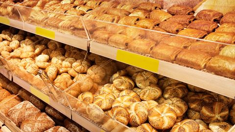 Im vorderen Drittel des Supermarktes befindet sich meist die Backwaren-Abteilung. Denn der Geruch von frisch gebackenen Brötchen lässt die Kunden nicht nur gern im Supermarkt verweilen - der Geruch macht nämlich auch Appetit.