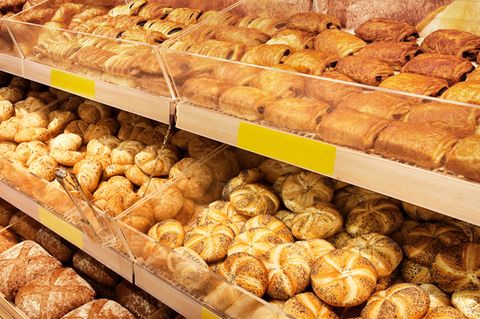 Im vorderen Drittel des Supermarktes befindet sich meist die Backwaren-Abteilung. Denn der Geruch von frisch gebackenen Brötchen lässt die Kunden nicht nur gern im Supermarkt verweilen - der Geruch macht nämlich auch Appetit.