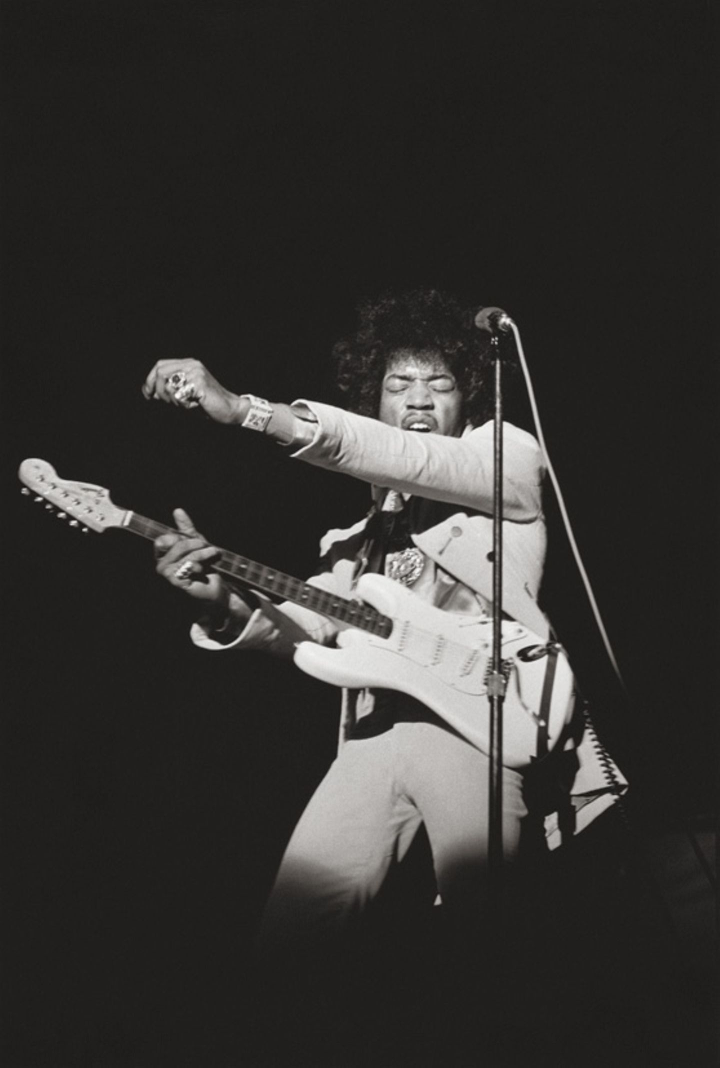 Auch sein Stern ging 1967 in Monterey auf: Mit seinem Auftritt, bei dem er die Gitarre in Flammen aufgehen ließ, wurde Jimi Hendrix 1967 in den USA zum gefeierten Rockstar. Linda McCartney fing seine Energie bei einem Konzert in New York ein.