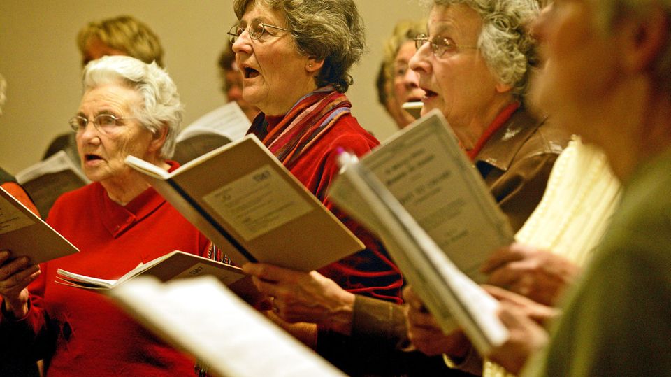 Senioren singen gerne. Doch in Fahrdorf in Schleswig-Holstein ist damit jetzt Schluss. Die Gema verlangt Geld von den älteren Damen.