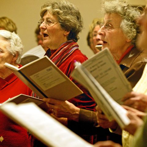 Senioren singen gerne. Doch in Fahrdorf in Schleswig-Holstein ist damit jetzt Schluss. Die Gema verlangt Geld von den älteren Damen.