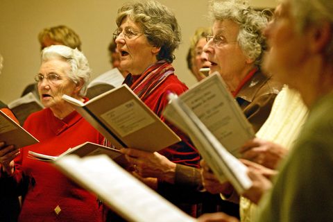 Senioren singen gerne. Doch in Fahrdorf in Schleswig-Holstein ist damit jetzt Schluss. Die Gema verlangt Geld von den älteren Damen.