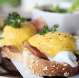 Eggs Benedict Sie kommen eigentlich aus den USA: pochiertes Ei auf Toast mit Speck oder Schinken und Sauce Hollandaise. Aber auch hierzulande werden sie immer beliebter. Hier geht's zum Rezept!