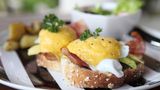 Eggs Benedict Sie kommen eigentlich aus den USA: pochiertes Ei auf Toast mit Speck oder Schinken und Sauce Hollandaise. Aber auch hierzulande werden sie immer beliebter. Hier geht's zum Rezept!