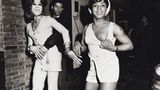 Diese Aufnahme entstand 1971. Silverthorne fotografierte immer wieder Bilder von Female Impersonators, also Männern, die sich als Frauen inszenieren.