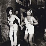 Diese Aufnahme entstand 1971. Silverthorne fotografierte immer wieder Bilder von Female Impersonators, also Männern, die sich als Frauen inszenieren.