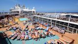 Die zweitwichtigste Tätigkeit bei einer Kreuzfahrt besteht im Abhängen an Deck. Dafür stehen Liegen rund um die vier Pools: Vom Kinder- über den Sports- bis zum Beachpool reicht auf Deck 15 die Auswahl.