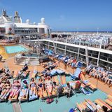 Die zweitwichtigste Tätigkeit bei einer Kreuzfahrt besteht im Abhängen an Deck. Dafür stehen Liegen rund um die vier Pools: Vom Kinder- über den Sports- bis zum Beachpool reicht auf Deck 15 die Auswahl.