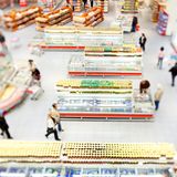 Supermärkte sind großräumig - aber warum eigentlich? Platz kostet schließlich Geld. Doch ist der Supermarkt vollgestopft, klein und eng, kaufen Kunden nicht so gerne dort ein. Großzügige Gänge haben noch einen weiteren Vorteil: Der Kunde bleibt für die Strecken, die er zurücklegen muss, viel länger im Laden - und hat so auch mehr Zeit zum Einkaufen.