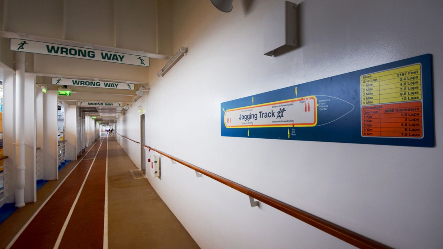 Vor der wichtigsten Tätigkeit einer Kreuzfahrt, dem Essen an Bord, kann man bei Bedarf abspecken. Die schattige Jogging-Strecke auf Deck 5 verdeutlicht einmal mehr die Dimensionen des Schiffes: Drei Runden entsprechen zwei gelaufenen Kilometern. Schilder warnen bei dieser Einbahnstraße vor "Geisterläufern".