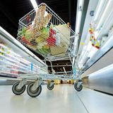 Einkaufswagen können gar nicht groß genug sein. Zumindest für die Supermarkt-Betreiber. Denn je größer ein Wagen, um so eher haben Kunden das Gefühl, gar nicht wirklich viel eingekauft zu haben. Außerdem sind die Wagen leicht geneigt, so dass die Ware aus dem Sichtfeld des Kunden rutscht. Auch das verstärkt den Effekt.