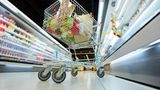 Einkaufswagen können gar nicht groß genug sein. Zumindest für die Supermarkt-Betreiber. Denn je größer ein Wagen, um so eher haben Kunden das Gefühl, gar nicht wirklich viel eingekauft zu haben. Außerdem sind die Wagen leicht geneigt, so dass die Ware aus dem Sichtfeld des Kunden rutscht. Auch das verstärkt den Effekt.