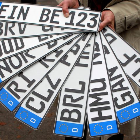 Rechte Aktivisten missbrauchen die Wunschkennzeichen, um  ihre Gesinnung zu demonstrieren.