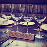 Sie haben einen Tisch reserviert und schaffen es dann doch nicht. Tja, passiert. Allerdings kann eine sehr kurzfristige und erst Recht gar keine Absage zu Konsequenzen führen. Vermittelt der Wirt glaubhaft, dass er Umsatzeinbußen durch die Stornierung erlitten hat, könnte er diese einfordern.