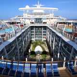 Endlich bei Sonne auf See: Der Kunstgriff bei dieser Schiffskonstruktion besteht aus einem tiefen Einschnitt, der einen Teil des Rumpfes in zwei Hälften teilt und Raum schafft für den Central Park, eine Grünanlage mit angeblich 12.000 Pflanzen und Bäumen in Schiffsmitte.