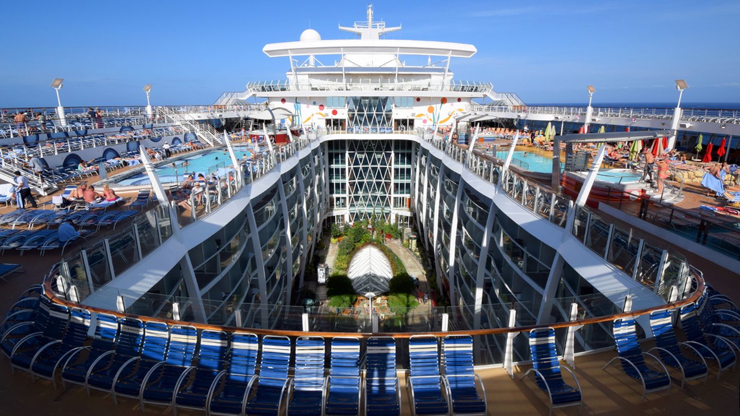 An Bord der "Allure of the Seas": Endlich bei Sonne auf See: Der Kunstgriff bei dieser Schiffskonstruktion besteht aus einem tiefen Einschnitt, der einen Teil des Rumpfes in zwei Hälften teilt und Raum schafft für den Central Park, eine Grünanlage mit angeblich 12.000 Pflanzen und Bäumen in Schiffsmitte. Endlich bei Sonne auf See: Der Kunstgriff bei dieser Schiffskonstruktion besteht aus einem tiefen Einschnitt, der einen Teil des Rumpfes in zwei Hälften teilt und Raum schafft für den Central Park, eine Grünanlage mit angeblich 12.000 Pflanzen und Bäumen in Schiffsmitte.