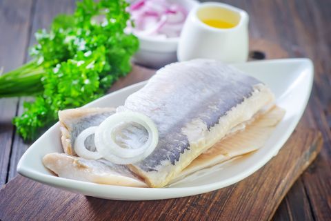 Frische Heringe sind sehr lecker, aber der Geruch gewöhnungsbedürftig. Deshalb braten wir den Fisch draußen.