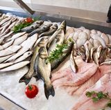 ... nutzen die Supermärkte bei der Präsentation von Fisch. Und in gelbe Farbtöne ...