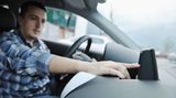 Radio, Navigationssystem und CD-Player dürfen während der Fahrt bedient werden, man darf sich allerdings nicht so ablenken lassen, dass die Unaufmerksamkeit zu einem Unfall führt.