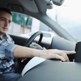 Radio, Navigationssystem und CD-Player dürfen während der Fahrt bedient werden, man darf sich allerdings nicht so ablenken lassen, dass die Unaufmerksamkeit zu einem Unfall führt.