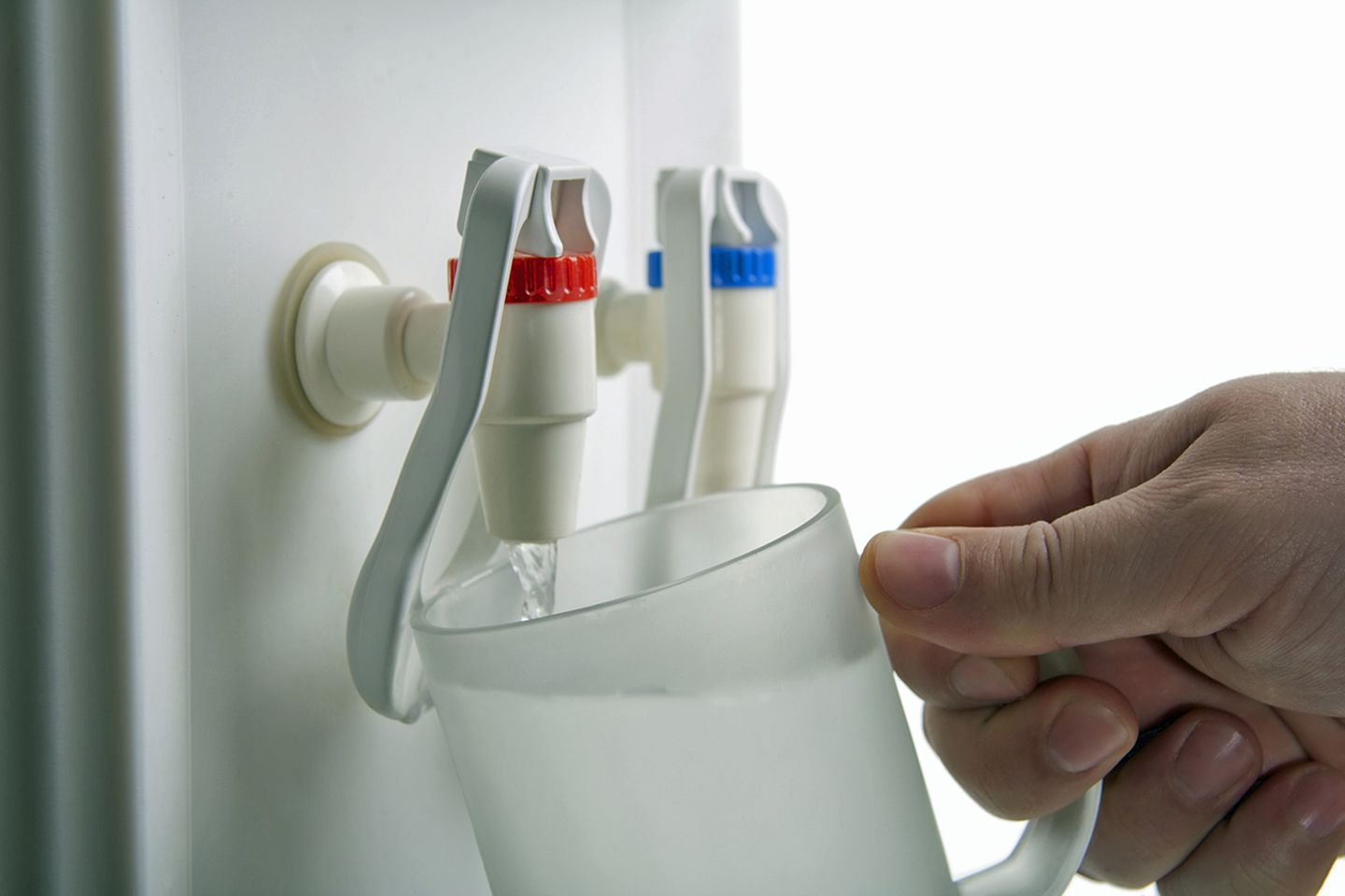 Wasserwissen für Besserwisser: Wasserspender: unerkannte Keimschleuder Man sieht sie beim Arzt und im Krankenhaus, in der Apotheke und anderen Geschäften, am Arbeitsplatz oder in der Kita: Wasserspender. Was aber als netter Service für Patienten, Kunden, Arbeitnehmer oder Kinder gedacht war, kann krank machen: Das Bundesinstitut für Risikobewertung (BfR) hatte vor Jahren einmal solche Spender untersucht und bei einem Drittel der Wasserproben Keime nachweisen können, die vor allem für bereits immungeschwächte Menschen kritisch sind. Es handele sich hierbei um "ein erhebliches lebensmittelhygienisches Problem", schreibt der BfRin einer Stellungnahme und rät daher davon ab, solches Wasser zu trinken. Schließlich ist von außen nicht zu erkennen, wie lange das Wasser darin schon steht und ob die Geräte regelmäßig gereinigt werden. Wasserspender: unerkannte Keimschleuder Man sieht sie beim Arzt und im Krankenhaus, in der Apotheke und anderen Geschäften, am Arbeitsplatz oder in der Kita: Wasserspender. Was aber als netter Service für Patienten, Kunden, Arbeitnehmer oder Kinder gedacht war, kann krank machen: Das Bundesinstitut für Risikobewertung (BfR) hatte vor Jahren einmal solche Spender untersucht und bei einem Drittel der Wasserproben Keime nachweisen können, die vor allem für bereits immungeschwächte Menschen kritisch sind. Es handele sich hierbei um "ein erhebliches lebensmittelhygienisches Problem", schreibt der BfRin einer Stellungnahme und rät daher davon ab, solches Wasser zu trinken. Schließlich ist von außen nicht zu erkennen, wie lange das Wasser darin schon steht und ob die Geräte regelmäßig gereinigt werden.