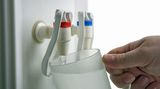 Wasserspender: unerkannte Keimschleuder Man sieht sie beim Arzt und im Krankenhaus, in der Apotheke und anderen Geschäften, am Arbeitsplatz oder in der Kita: Wasserspender. Was aber als netter Service für Patienten, Kunden, Arbeitnehmer oder Kinder gedacht war, kann krank machen: Das Bundesinstitut für Risikobewertung (BfR) hatte vor Jahren einmal solche Spender untersucht und bei einem Drittel der Wasserproben Keime nachweisen können, die vor allem für bereits immungeschwächte Menschen kritisch sind. Es handele sich hierbei um "ein erhebliches lebensmittelhygienisches Problem", schreibt der BfRin einer Stellungnahme und rät daher davon ab, solches Wasser zu trinken. Schließlich ist von außen nicht zu erkennen, wie lange das Wasser darin schon steht und ob die Geräte regelmäßig gereinigt werden.
