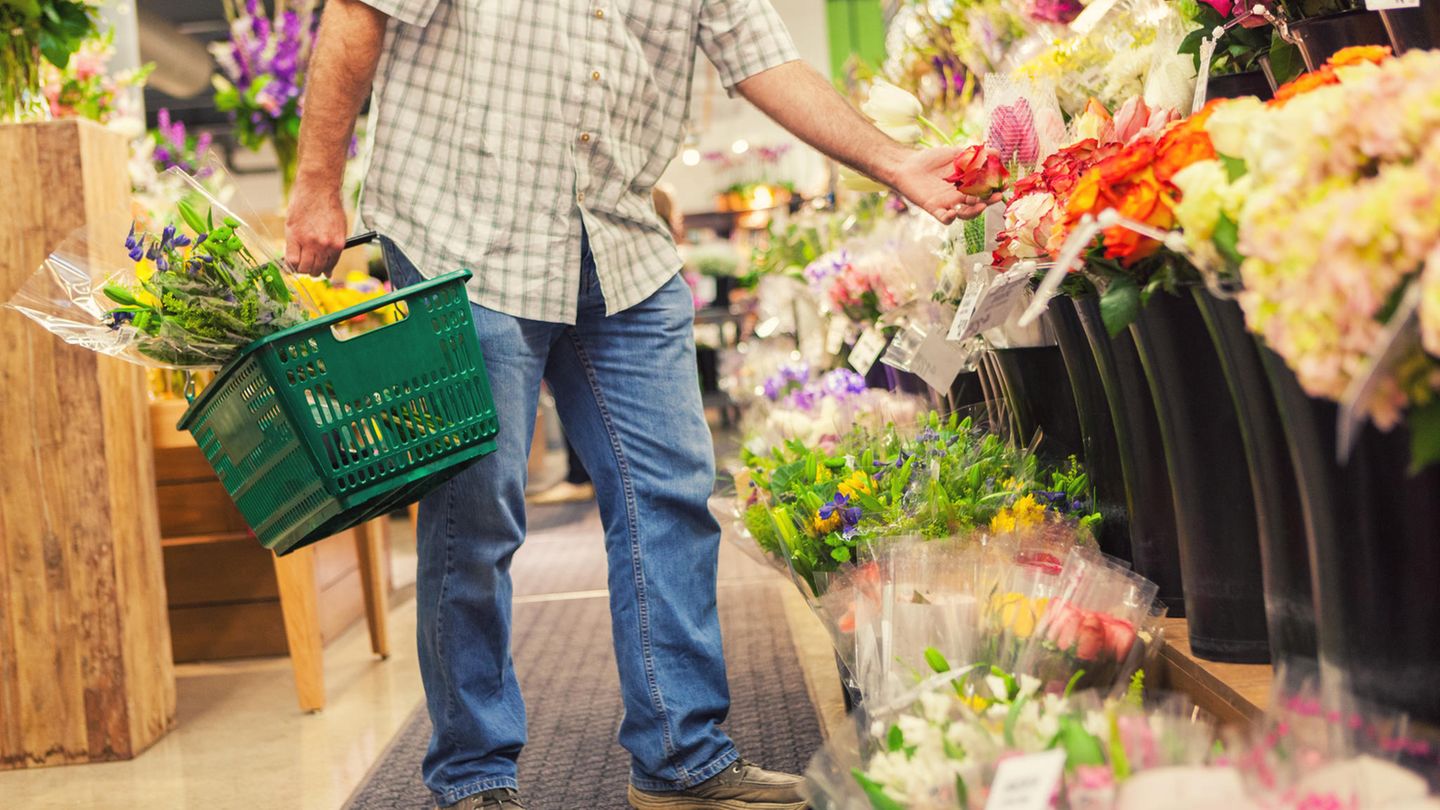 Blumen stehen häufig im Eingangsbereich des Supermarktes. Die bunten Farben haben einen positiven Einfluss auf Kunden - sie fühlen sich direkt wohl im Markt.