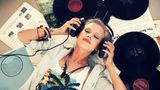 Musik entspannt, Musik erfreut - und das wissen auch die Markt-Betreiber. Bei locker-leichten Klängen im Hintergrund fühlen sich die Kunden wohler und füllen den Einkaufwagen.