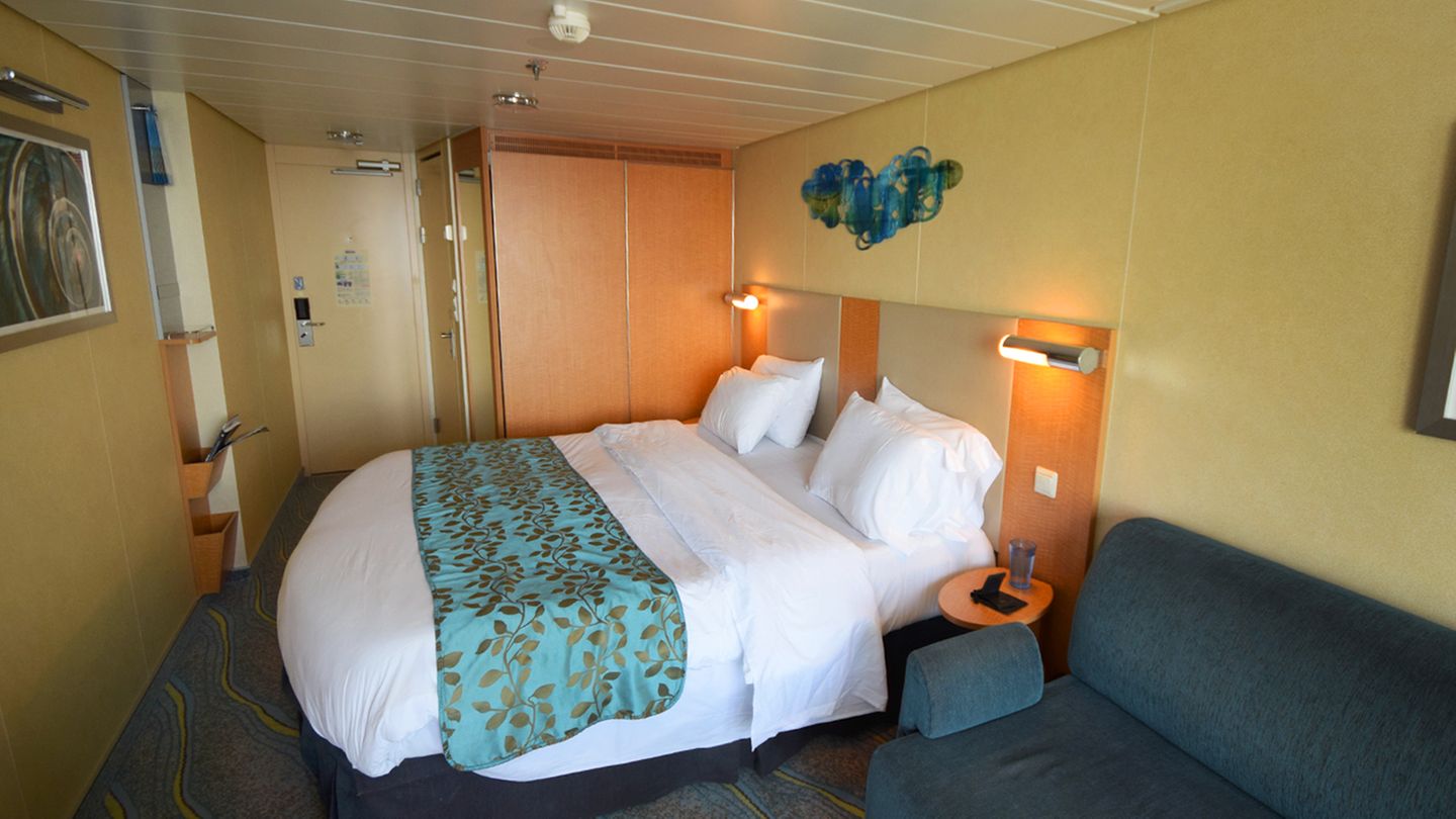 An Bord der "Allure of the Seas": Von den insgesamt 2700 Kabinen (2210 außen, 490 innen) sind die meisten State Rooms mit Balkon und Sofa, das als Zusatzbett genutzt werden kann. Zum Reisepreis addieren sich happige Nebenkosten. So kosten ein Bier 6, ein Glas Pinot Grigio im Restaurant 10, Internetzugang pro Tag 15, ein Video on demand in der Kabine 11.99 und zehn Vergrößerungen im Fotoladen 174,99 US-Dollar. Das Beverage Package mit freien Softdrinks, Bier und Tischwein schlägt mit 35 US-Dollar pro Person und Tag zu Buche. Von den insgesamt 2700 Kabinen (2210 außen, 490 innen) sind die meisten State Rooms mit Balkon und Sofa, das als Zusatzbett genutzt werden kann. Zum Reisepreis addieren sich happige Nebenkosten. So kosten ein Bier 6, ein Glas Pinot Grigio im Restaurant 10, Internetzugang pro Tag 15, ein Video on demand in der Kabine 11.99 und zehn Vergrößerungen im Fotoladen 174,99 US-Dollar. Das Beverage Package mit freien Softdrinks, Bier und Tischwein schlägt mit 35 US-Dollar pro Person und Tag zu Buche.
