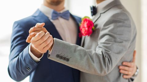 Die Hochzeit des schwulen Bruder ist nichts für seine Töchter, findet der 43-jährige Bernhard