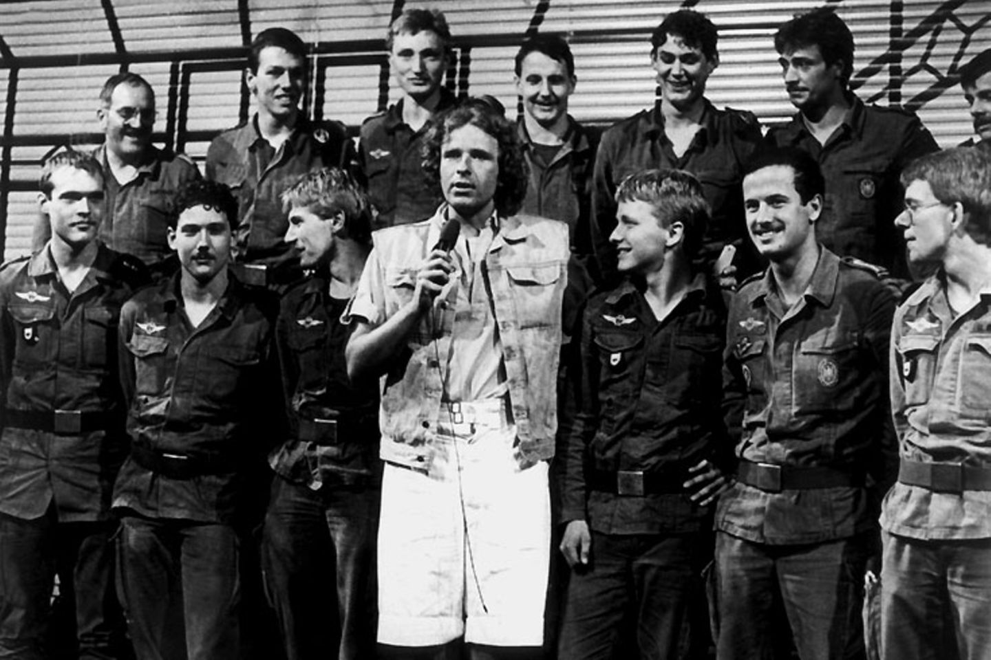 In Weste und kurzer Hose moderierte Thomas Gottschalk die ZDF-Unterhaltungsshow "Na sowas". Kuriose Stunts kamen auch dort vor: 1984 demonstrierten einige Fallschirmspringer der 1. Luftlandedivision in Bruchsal einen Stunt auf dem Fahrrad für die Show.