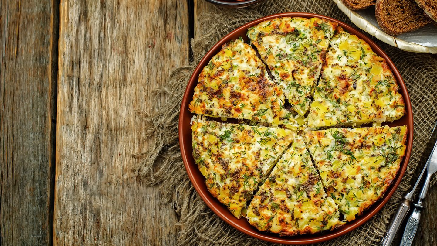 Frühstück: Frittata Dieses Omelett kommt eigentlich aus Italien. Schmeckt aber auch bei uns unwiderstehlich lecker. Man kann es warm oder kalt essen. Die Basis sind Eier, hinzu kommt Gemüse nach Belieben. Die Frittata wird in der Pfanne gebacken - und eignet sich hervorragend zur Resteverwertung. Frittata Dieses Omelett kommt eigentlich aus Italien. Schmeckt aber auch bei uns unwiderstehlich lecker. Man kann es warm oder kalt essen. Die Basis sind Eier, hinzu kommt Gemüse nach Belieben. Die Frittata wird in der Pfanne gebacken - und eignet sich hervorragend zur Resteverwertung.