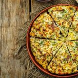 Frittata Dieses Omelett kommt eigentlich aus Italien. Schmeckt aber auch bei uns unwiderstehlich lecker. Man kann es warm oder kalt essen. Die Basis sind Eier, hinzu kommt Gemüse nach Belieben. Die Frittata wird in der Pfanne gebacken - und eignet sich hervorragend zur Resteverwertung.