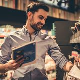 Im Supermarkt Zeitungen durchblättern