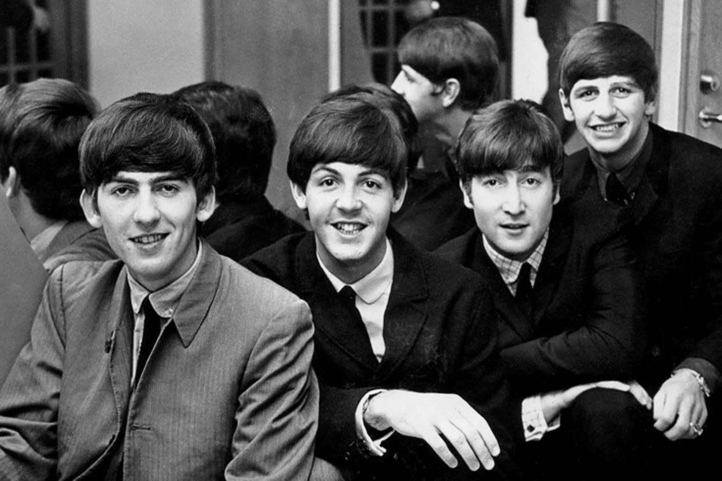 Ringo (r.) mit seinen Bandkollegen George Harrison, Paul McCartney und John Lennon (v. l.). Dass aus ihm einmal der berühmteste Schlagzeuger der Welt werden würde, war bei seiner Geburt alles andere als wahrscheinlich