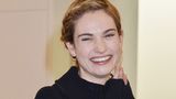 Die "Cinderella"-Darstellerin Lily James hat gut lachen. Auch nach einem langen Flug nach Japan sieht die Schauspielerin noch frisch aus - und zwar ganz ohne Make-up.