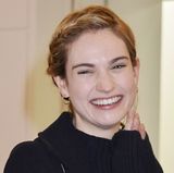 Die "Cinderella"-Darstellerin Lily James hat gut lachen. Auch nach einem langen Flug nach Japan sieht die Schauspielerin noch frisch aus - und zwar ganz ohne Make-up.