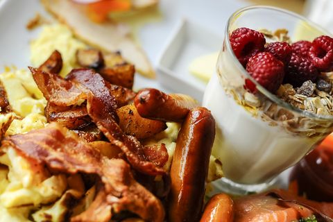 Ausgedehntes Schlemmen - das verbinden viele mit dem Brunchen. Und so ist es auch: Das reichhaltige Buffet bietet Elemente des Frühstücks - Brötchen, Müsli, Obst - aber ebenso warme Gerichte wie Suppe, Quiches oder Aufläufe.