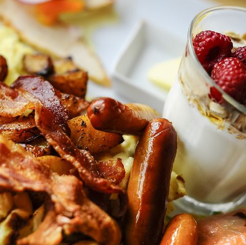 Ausgedehntes Schlemmen - das verbinden viele mit dem Brunchen. Und so ist es auch: Das reichhaltige Buffet bietet Elemente des Frühstücks - Brötchen, Müsli, Obst - aber ebenso warme Gerichte wie Suppe, Quiches oder Aufläufe.