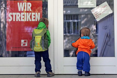 Bundesweit werden die Kitas bestreikt. Einige Tagesstätten bieten eine Notbetreuung an.