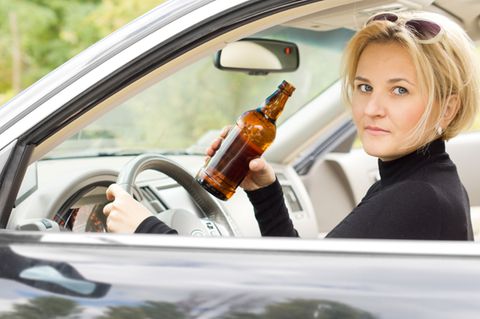 Ein Bierchen am Steuer ist erlaubt - solange es bei einem Schluck bleibt und die Promille-Grenzen nicht überschritten werden.