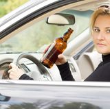 Ein Bierchen am Steuer ist erlaubt - solange es bei einem Schluck bleibt und die Promille-Grenzen nicht überschritten werden.